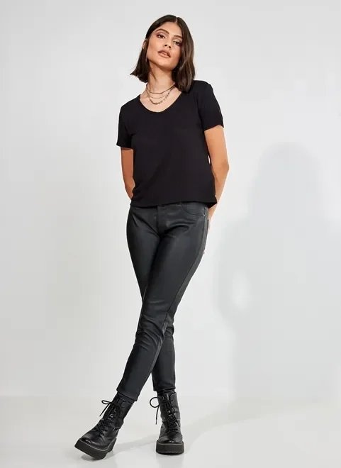 blusa básica com decote canoa blusa básica com decote canoa