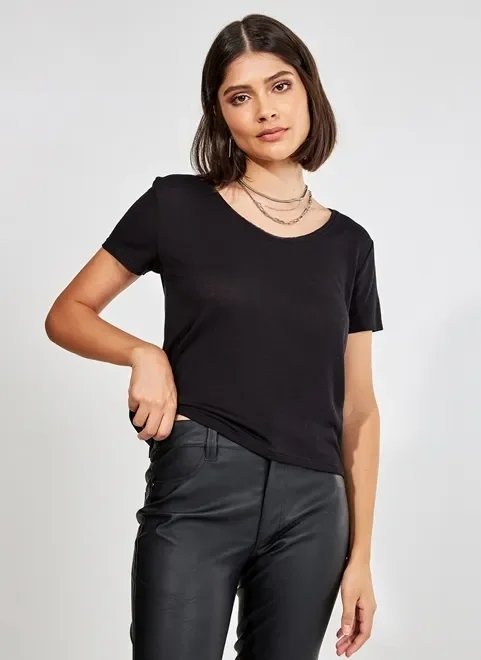 blusa básica com decote canoa blusa básica com decote canoa