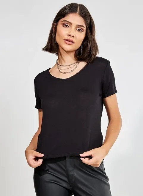 blusa básica com decote canoa blusa básica com decote canoa