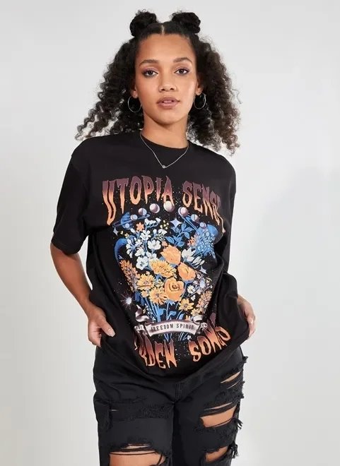 camiseta oversized com estampa utopia camiseta oversized com estampa utopia