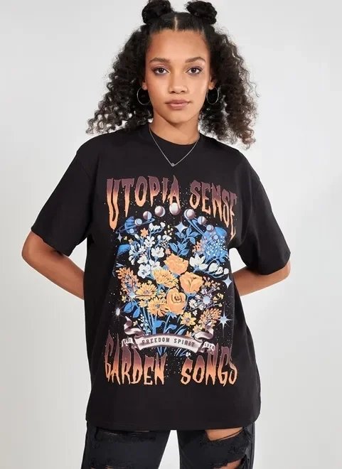 camiseta oversized com estampa utopia camiseta oversized com estampa utopia