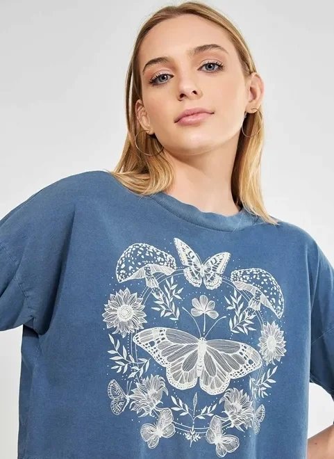 camiseta cropped azul com borboletas camiseta cropped azul com borboletas