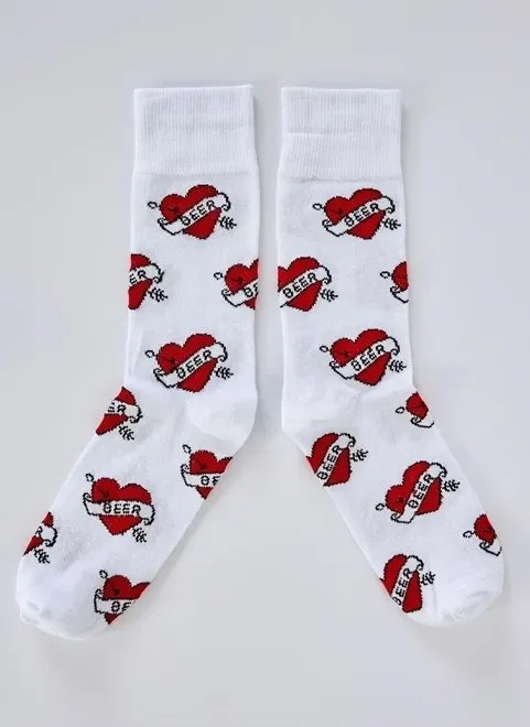 meia branca com tattoos de coração meia branca com tattoos de coração