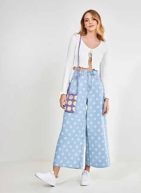 calça jeans wide leg com margaridas calça jeans wide leg com margaridas