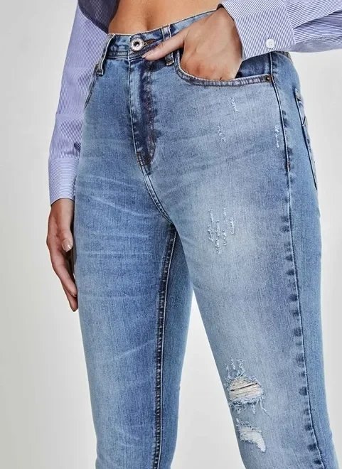 calça jeans skinny com desfiado calça jeans skinny com desfiado