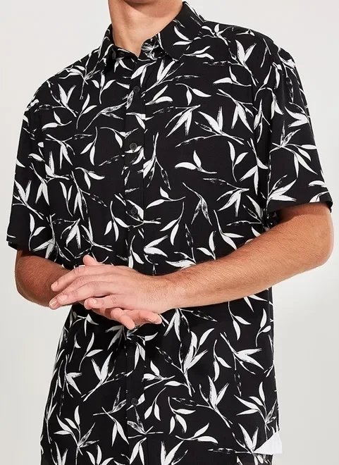 camisa preta com floral branco camisa preta com floral branco