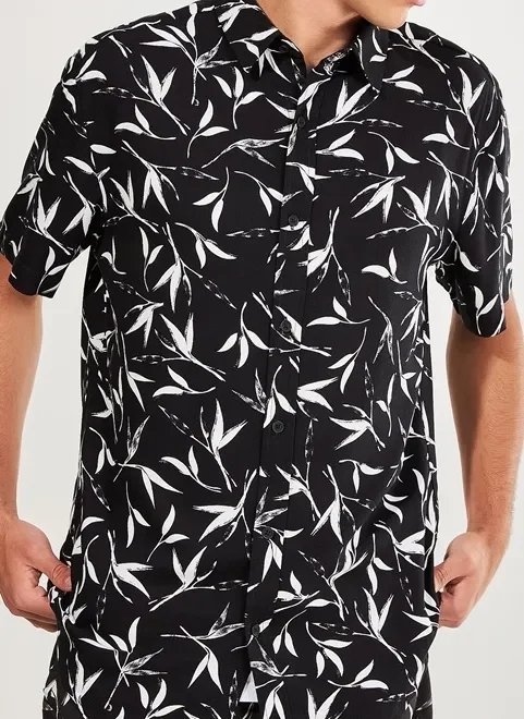 camisa preta com floral branco camisa preta com floral branco