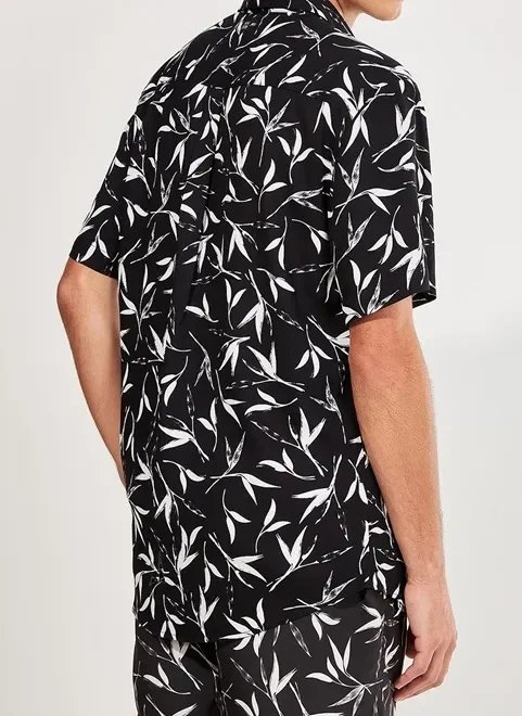 camisa preta com floral branco camisa preta com floral branco