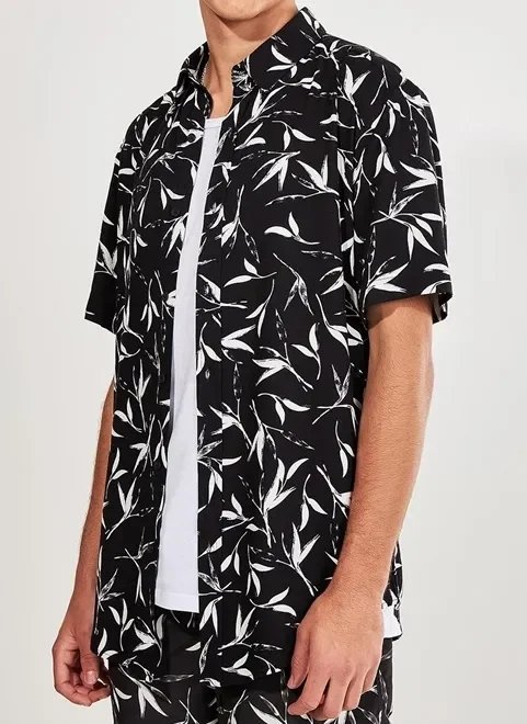 camisa preta com floral branco camisa preta com floral branco