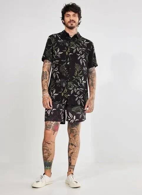 camisa de manga curta com estampa de folhagens camisa de manga curta com estampa de folhagens