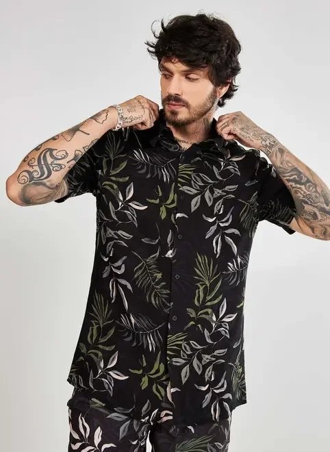 camisa de manga curta com estampa de folhagens camisa de manga curta com estampa de folhagens