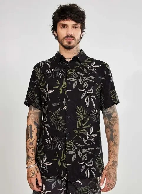 camisa de manga curta com estampa de folhagens camisa de manga curta com estampa de folhagens