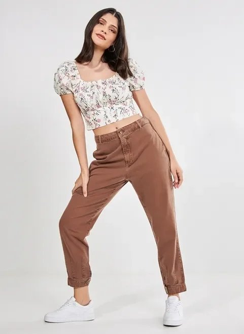 blusa cropped off-white com flores blusa cropped off-white com flores