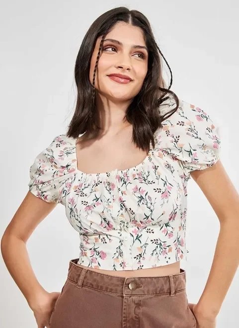 blusa cropped off-white com flores blusa cropped off-white com flores