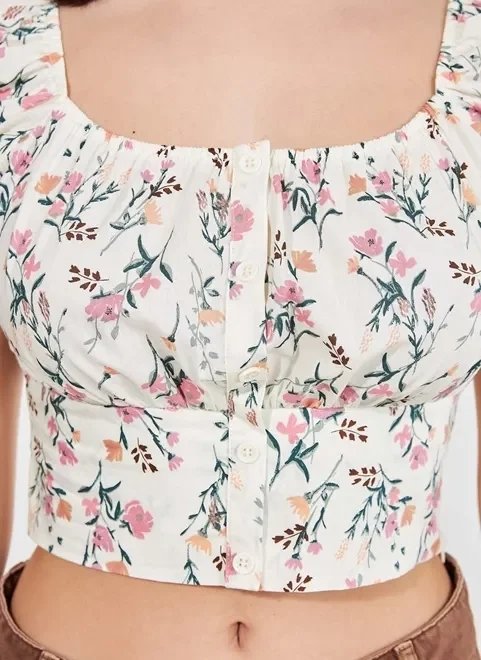 blusa cropped off-white com flores blusa cropped off-white com flores