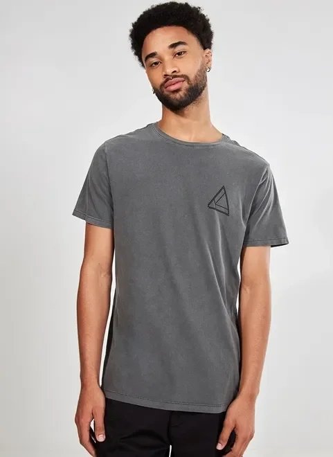 camiseta preta estonada triângulo camiseta preta estonada triângulo