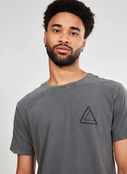 camiseta preta estonada triângulo camiseta preta estonada triângulo