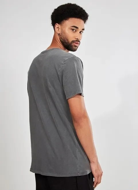 camiseta preta estonada triângulo camiseta preta estonada triângulo