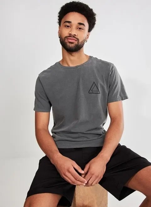 camiseta preta estonada triângulo camiseta preta estonada triângulo