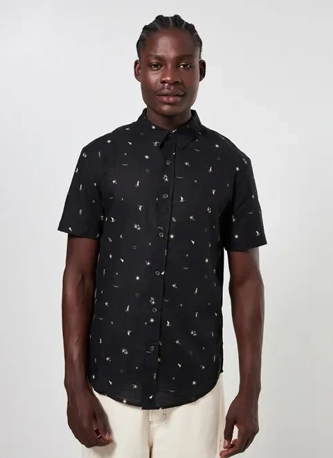 camisa preta com desenhos pequenos camisa preta com desenhos pequenos