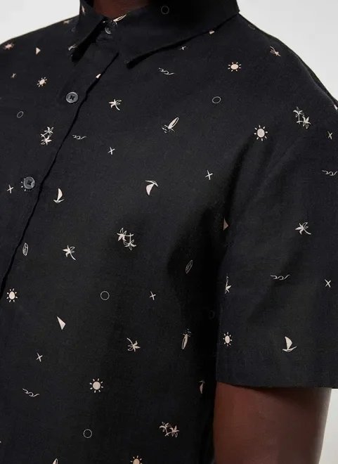 camisa preta com desenhos pequenos camisa preta com desenhos pequenos