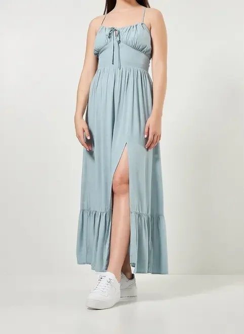 vestido longo romântico com fenda vestido longo romântico com fenda