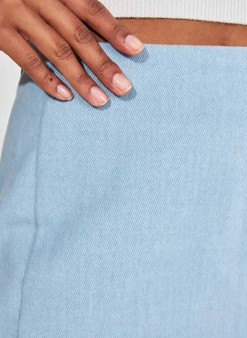 saia azul clara com fendinhas saia azul clara com fendinhas