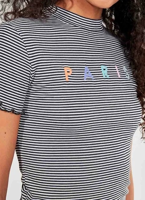 blusa listrada com escrito colorido blusa listrada com escrito colorido