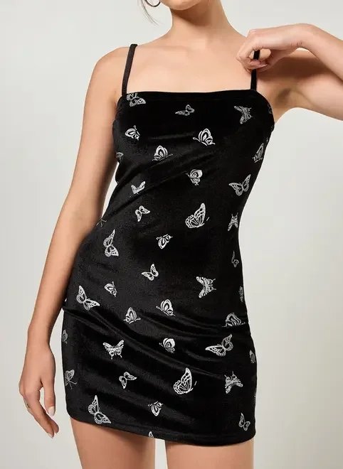 vestido em veludo com borboletas vestido em veludo com borboletas