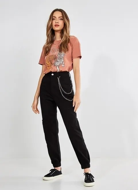 calça jogger preta com corrente calça jogger preta com corrente