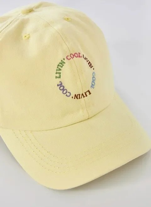 boné amarelo claro com bordado boné amarelo claro com bordado