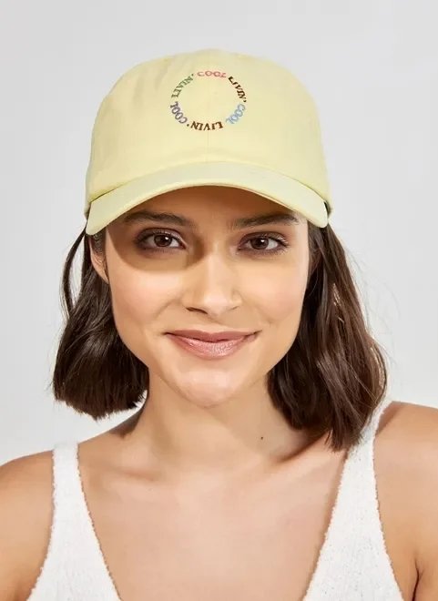 boné amarelo claro com bordado boné amarelo claro com bordado