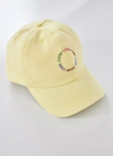 boné amarelo claro com bordado boné amarelo claro com bordado