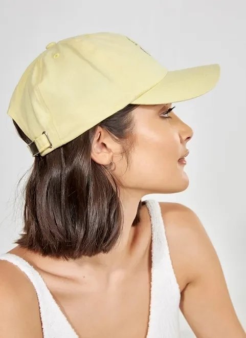 boné amarelo claro com bordado boné amarelo claro com bordado