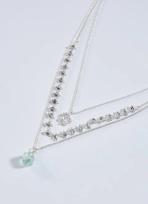 colar triplo com pedrinha e flor de lótus colar triplo com pedrinha e flor de lótus