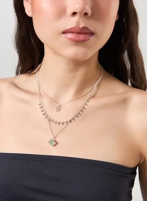 colar triplo com pedrinha e flor de lótus colar triplo com pedrinha e flor de lótus