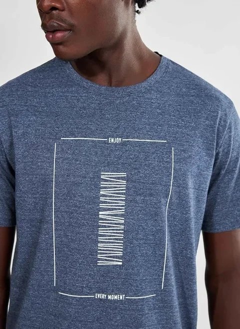 camiseta azul com estampa geométrica camiseta azul com estampa geométrica