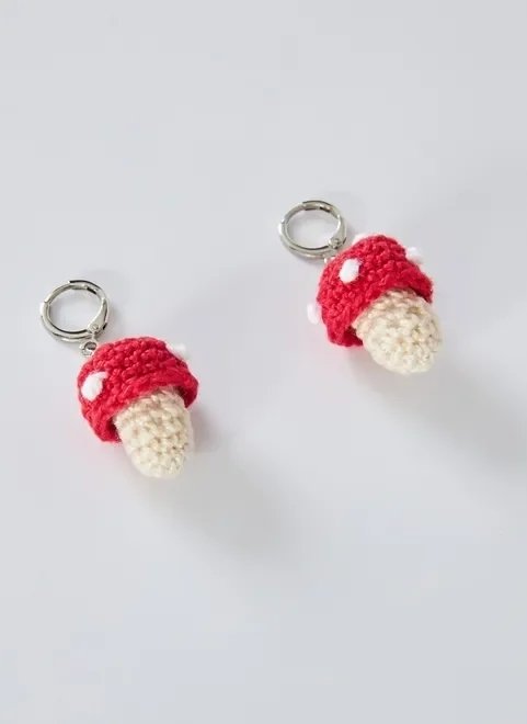 brinco argolinha cogumelo de crochê brinco argolinha cogumelo de crochê