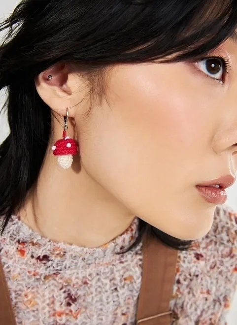 brinco argolinha cogumelo de crochê brinco argolinha cogumelo de crochê