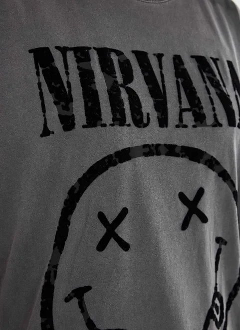 camiseta estonada oversized nirvana com veludo camiseta estonada oversized nirvana com veludo