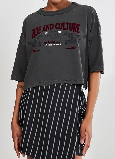 camiseta cropped grunge com estampa camiseta cropped grunge com estampa