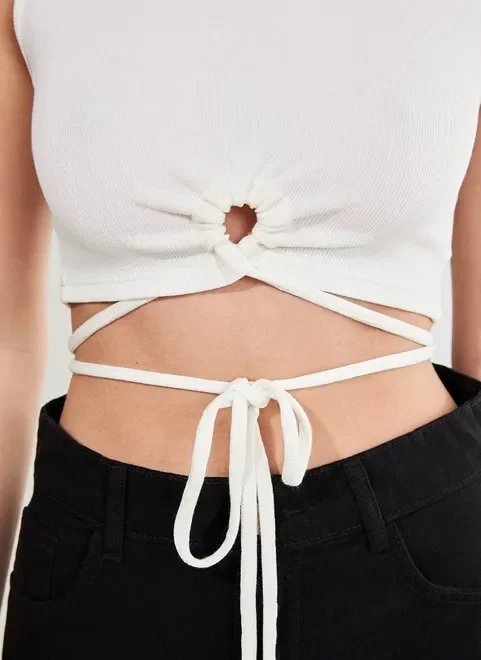 regata cropped off-white com amarração regata cropped off-white com amarração
