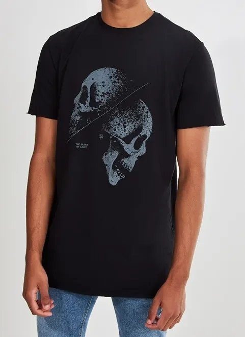 camiseta preta alongada com caveiras camiseta preta alongada com caveiras
