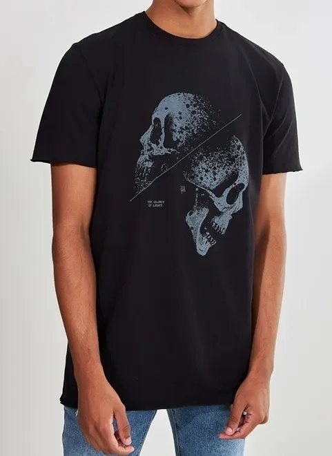 camiseta preta alongada com caveiras camiseta preta alongada com caveiras