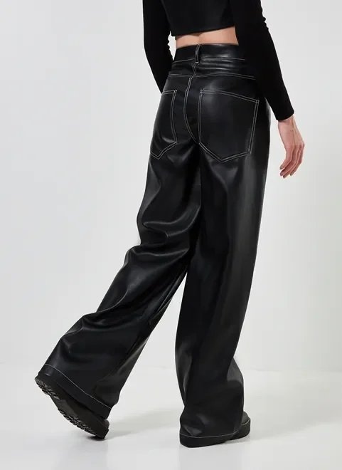 calça wide leg em poliuretano com costuras calça wide leg em poliuretano com costuras