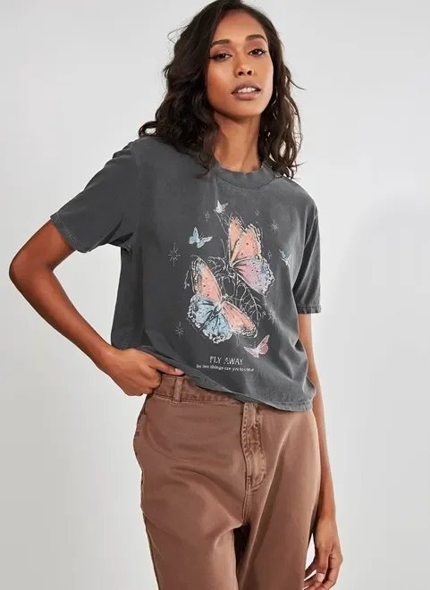 camiseta cropped preto lavado borboletas camiseta cropped preto lavado borboletas