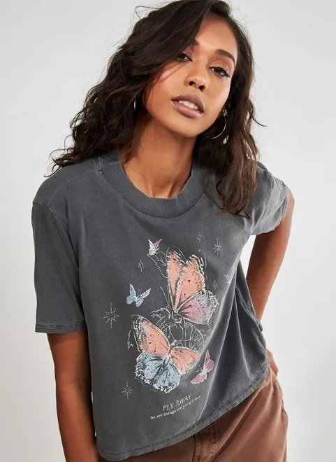 camiseta cropped preto lavado borboletas camiseta cropped preto lavado borboletas
