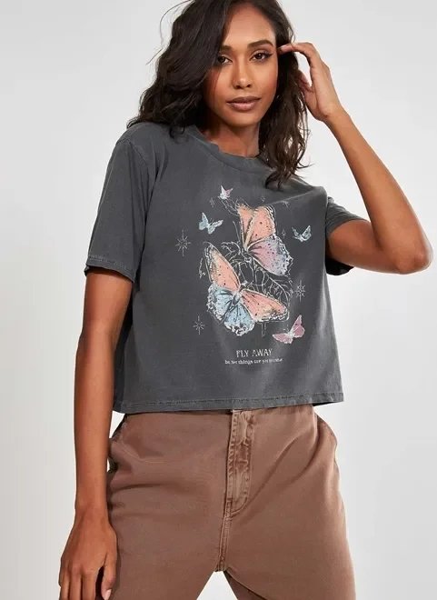 camiseta cropped preto lavado borboletas camiseta cropped preto lavado borboletas