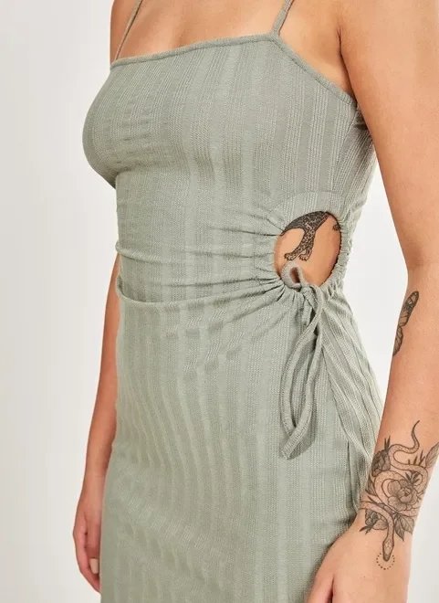 vestido justinho com abertura lateral vestido justinho com abertura lateral