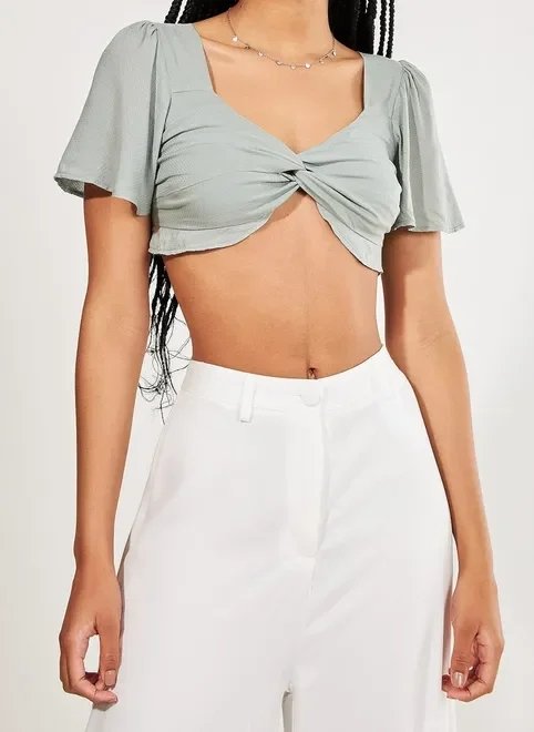 cropped com torção verde seco cropped com torção verde seco